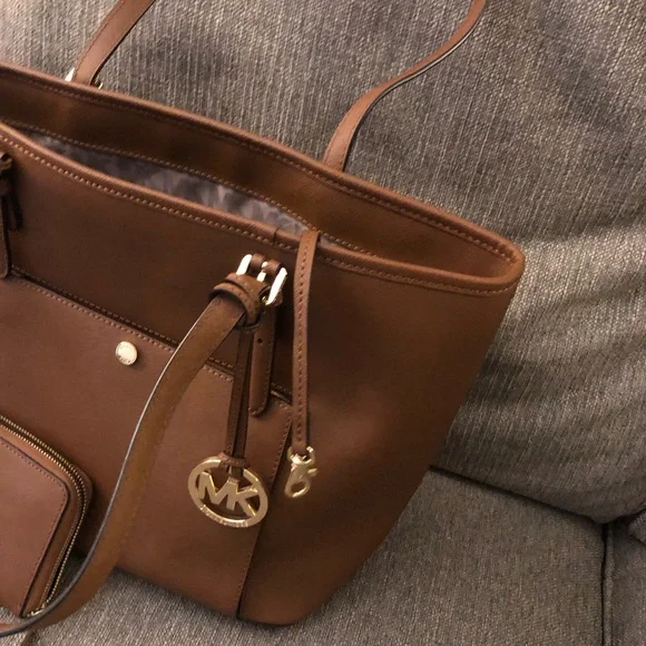 👜Michael Kors  NS Jet Set, with matching Fulton Wallet
👜Color: Brown - Picture 3 of 8